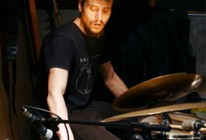 Photo de Emilio Bernè à la batterie