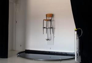 Photo d'une chaise fixée au mur
