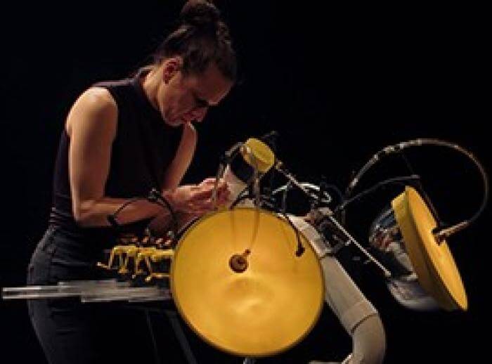 The performer Émilie Girard-Charest plays the Table de Babel.